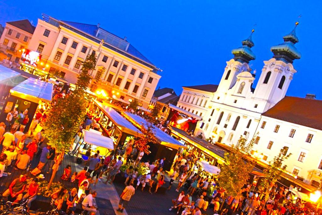 Aurora Premium Home Győr Exteriör bild